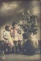 Kinder unter dem Weihnachtsbaum - Geschenke - Foto-AK