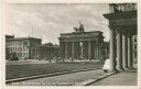 Berlin - Brandenburger Tor von der Französischen Botschaft - Foto-AK