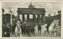 Berlin - Brandenburger Tor - Aufziehen der Wache - Foto-AK