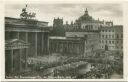 Berlin - Am Brandenburger Tor - die Schupo-Wache zieht auf - Foto-AK