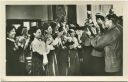 Ostberlin - Freunde aus dem Erzbergbau übergeben der Koreanischen Delegation ihre Geschenke (1951) - Foto-AK