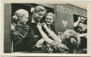Ostberlin - Polnische und Deutsche Freunde tauschen zum Andenken ihre Abzeichen aus (1951) - Foto-AK