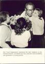Junge Pioniere begrüssen Paul Robeson - Foto-AK Grossformat ca. 1960