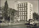 Rostock - Bahnhofsvorplatz mit HO-Bahnhofshotel - Strassenbahn - Foto-AK