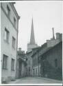 Baltikum - Foto - Reval Mai 1942 - Altstadtgasse mit St. Olai