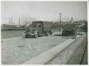 Baltikum - Foto - Reval Juli 1943 - Bahnhof Kopli - Verladen des Holzgas-LKW