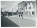 Baltikum - Foto - Riga Mai 1942 - Törva - Strassenmotiv mit Helme ühispank